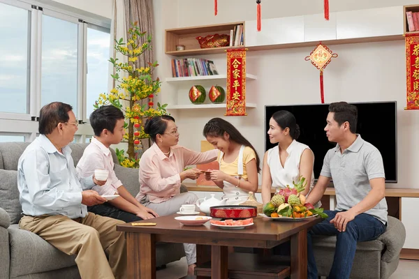 Senior Asian Woman Giving Lucky Money Envelope Granddaughter Tet Celebration — Stock Photo, Image