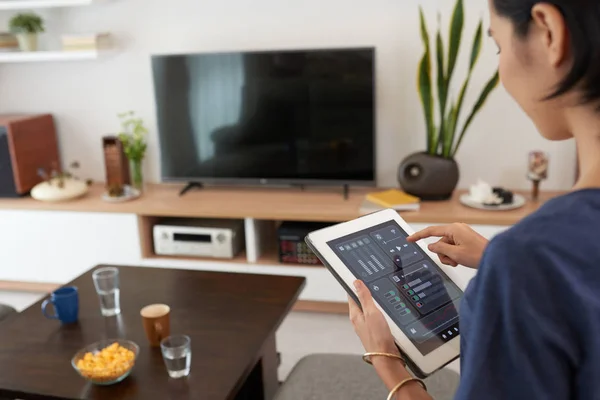 Jonge Vrouw Met Behulp Van Toepassing Digitale Tablet — Stockfoto