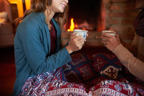 Bijgesneden Afbeelding Van Jonge Paar Lekkere Thee Drinken Kamer Met — Stockfoto