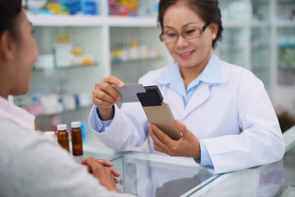 Operaio Farmacia Utilizzando Dispositivo Lettore Carte Accettare Pagamento — Foto Stock