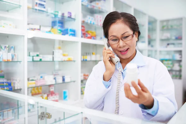 Trabajador Farmacia Vietnamita Consultando Cliente Por Teléfono — Foto de Stock