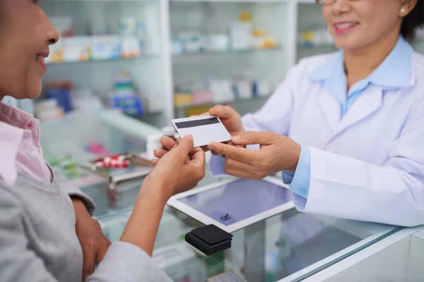 Cliente Dando Tarjeta Crédito Para Pagar Medicamento — Foto de Stock