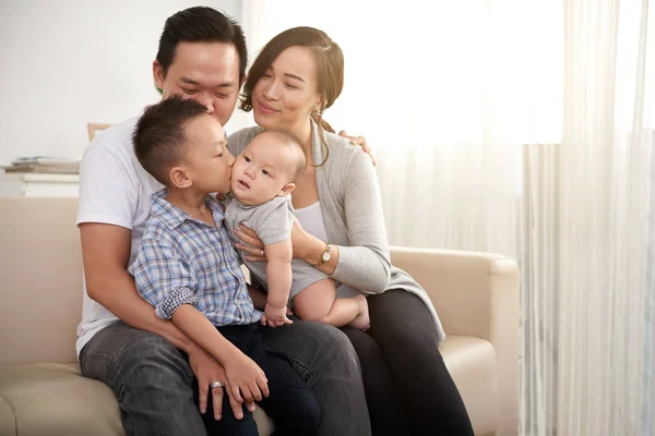 Glad Ung Vietnamesisk Familj Med Två Barn — Stockfoto