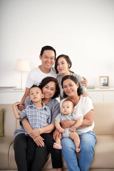 Velké Asijské Rodina Sedí Gauči Při Pohledu Fotoaparát — Stock fotografie