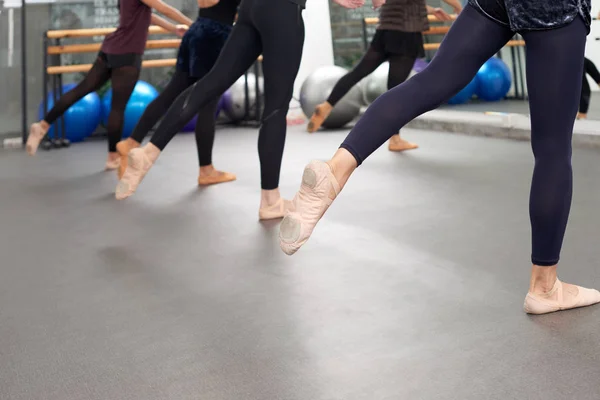 低段芭蕾舞演员在排练室练习 — 图库照片