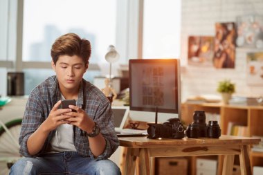 Onun stüdyo ve manifatura oturan genç Vietnamlı fotoğraf