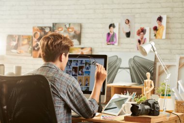 Arkadan görünüş fotoğrafçı fotoğraf kendi web sitesinde kontrol