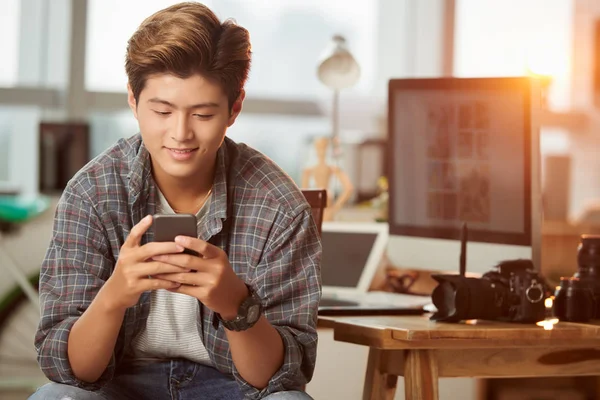 Retrato Del Joven Fotógrafo Asiático Sonriendo Leer Mensaje Texto — Foto de Stock