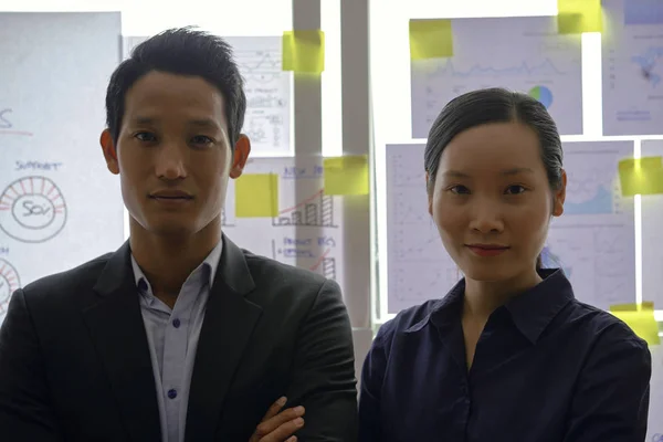 Porträtt Positiva Självsäkra Vietnamesiska Affärsteam Två Står Framför Glasvägg Täckt — Stockfoto