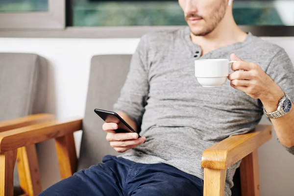 Imagen Recortada Del Hombre Descansando Sillón Bebiendo Taza Leyendo Noticias — Foto de Stock