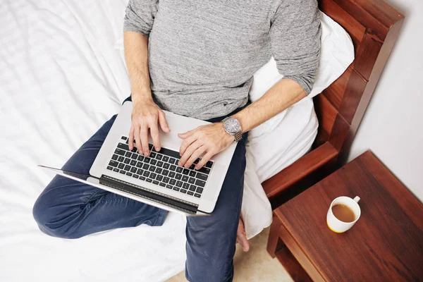 Jongeman Zittend Bed Met Kop Koffie Werken Programmeren Laptop Uitzicht — Stockfoto