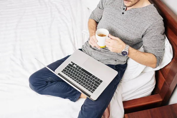 Man Leunend Grote Comfortabele Stoel Zijn Bed Het Drinken Van — Stockfoto