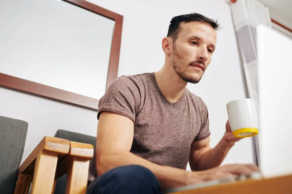 Hombre Joven Guapo Beber Taza Grande Café Leer Artículo Pantalla — Foto de Stock