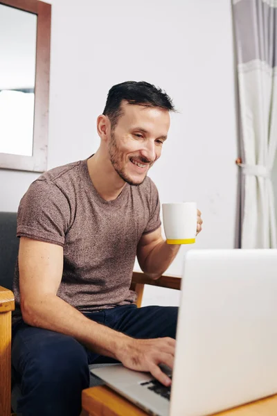 Joven Riéndose Interactuando Con Amigos Través Las Redes Sociales Bebiendo — Foto de Stock