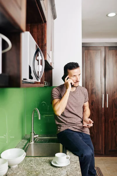 Grave Giovane Uomo Che Parla Telefono Ordina Cibo Quando Seduto — Foto Stock