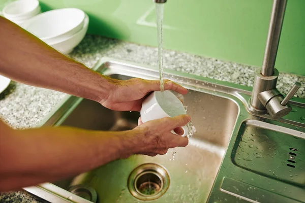 Manos Hombre Lavando Platos Después Cena — Foto de Stock