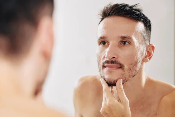 Jovem Tocando Seu Queixo Verificando Barba Espelho — Fotografia de Stock