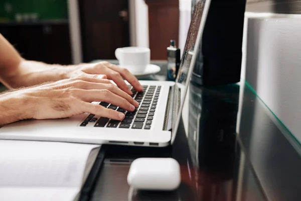 Handen Van Mannelijke Programmeur Student Werkend Laptop Aan Zijn Bureau — Stockfoto