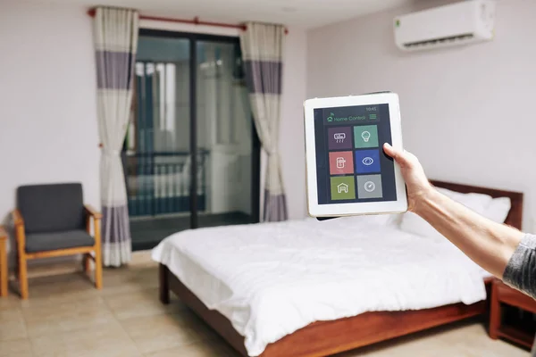 Uomo Che Utilizza Applicazione Smart Home Controllare Luce Temperatura Videomonitoraggio — Foto Stock