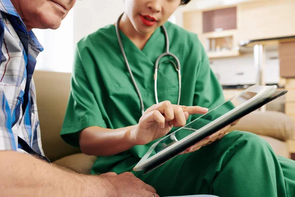 Cuidador Que Explica Paciente Mayor Cómo Usar Aplicación Salud Computadora — Foto de Stock