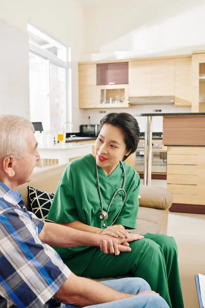 Leende Sjuksköterska Besöker Äldre Patient Hemma Och Håller Handen När — Stockfoto