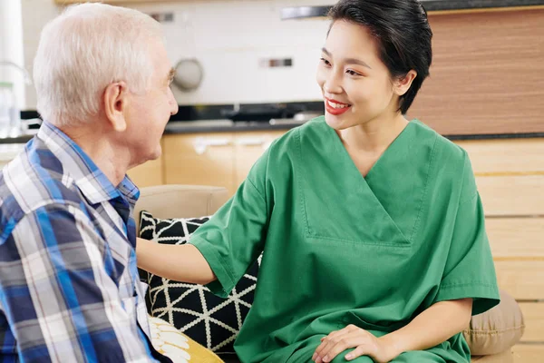 Positivo Giovane Asiatica Caregiver Femminile Parlando Con Paziente Anziano Discutendo — Foto Stock