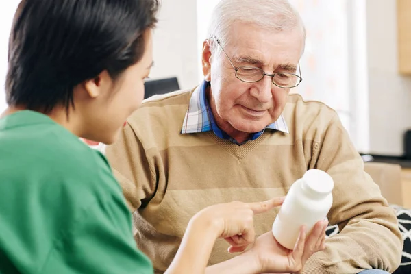 Medical Nurse Explaining Senior Man Glasses How Often Should Take — Stock Photo, Image