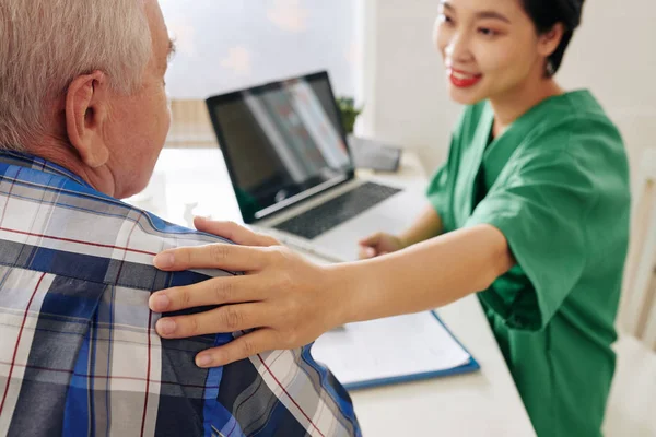 Smiling Young Female Doctor Touching Shoulder Senior Patient Reassuring Him — Stock Photo, Image