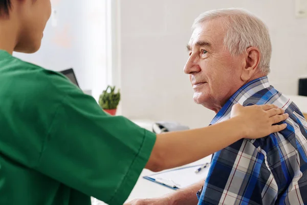 Senior Man Tittar Medicinsk Sjuksköterska Röra Vid Axeln När Man — Stockfoto