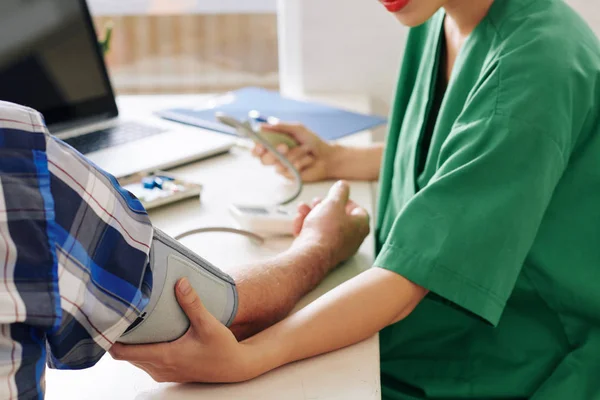 Imagen Recortada Enfermera Médica Midiendo Presión Arterial Del Paciente Mayor — Foto de Stock