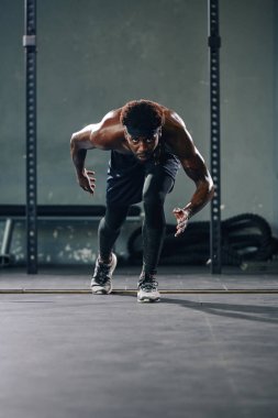 Kararlı genç siyahi adam koşuya hazır.
