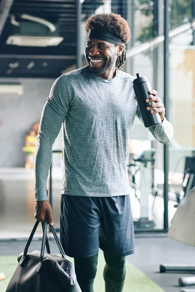 Bello Sorridente Uomo Forma Acqua Potabile Quando Lascia Palestra Dopo — Foto Stock