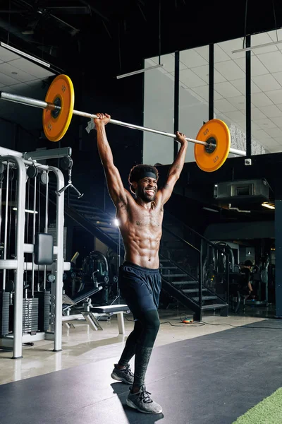 Heureux Excité Noir Musclé Homme Pratiquant Haltérophilie Dans Salle Gym — Photo