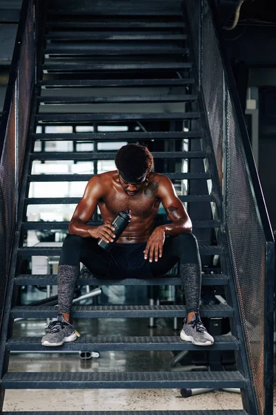 Yorgun Zinde Bir Genç Adam Spor Salonunun Merdivenlerinde Oturmuş Bir — Stok fotoğraf