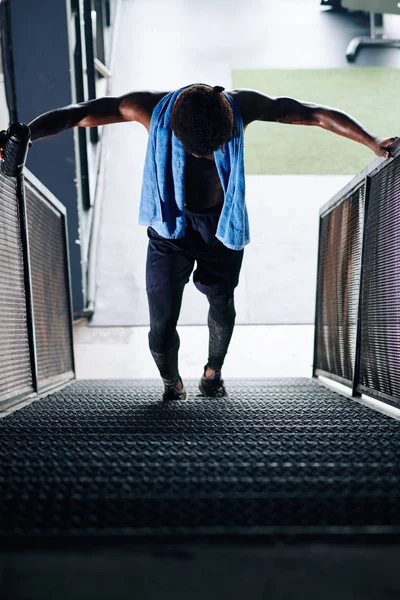 Deportista Agotado Luchando Subiendo Las Escaleras Después Tener Intenso Entrenamiento —  Fotos de Stock