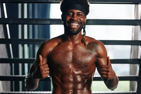 Retrato Feliz Guapo Forma Joven Hombre Negro Con Músculos Abdominales — Foto de Stock