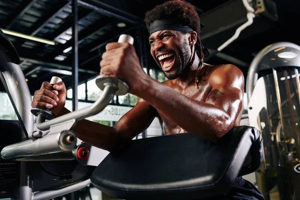 Forte Giovane Uomo Urlando Incoraggiare Stesso Quando Esercizio Macchina Palestra — Foto Stock