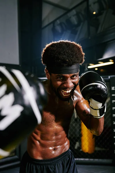 Emocionado Boxeador Muay Thai Sin Camisa Luchando Guantes Jaula Boxeo — Foto de Stock