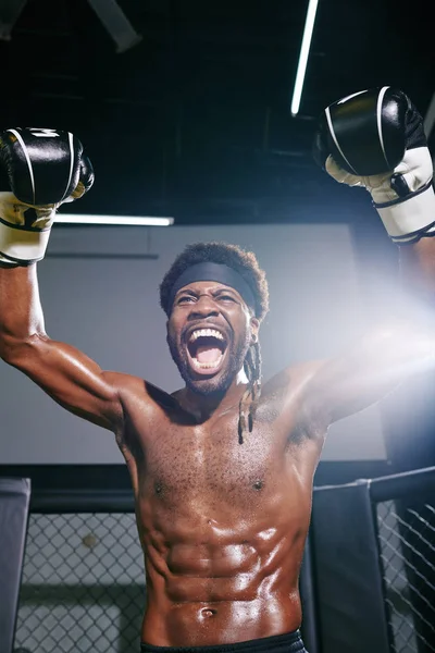 Emocionado Boxeador Sin Camisa Levantando Brazos Gritando Después Ganar Partido — Foto de Stock