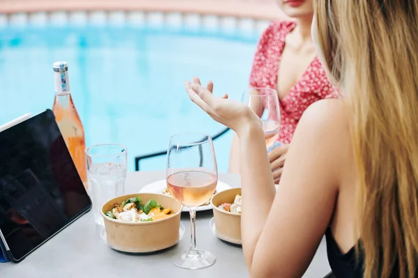 Imagen Recortada Mujeres Jóvenes Sentadas Mesa Cafetería Con Vino Ensalada —  Fotos de Stock