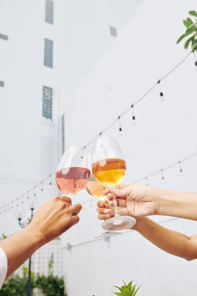 Festgäster Som Skålar Med Glas Rosévin — Stockfoto