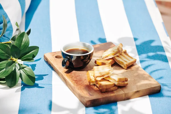 Holztablett Mit Schwarzer Tasse Kaffee Und Schinken Käse Sandwiches — Stockfoto