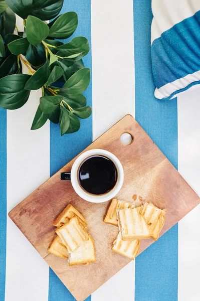 Holzbrett Mit Köstlichem Kaffee Und Toastbrot Auf Gestreiftem Stuhl Blick — Stockfoto