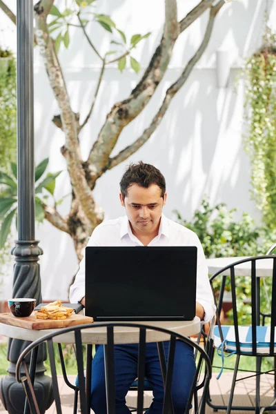 Young Indian Software Engineer Eating Breakfast Outdoor Cafe Checking Mails — Stock Photo, Image
