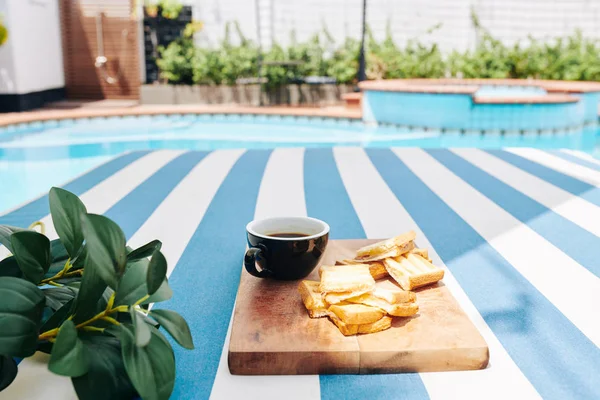 Tasse Leckeren Kaffee Und Kleine Toasts Auf Holzbrett Pool Serviert — Stockfoto