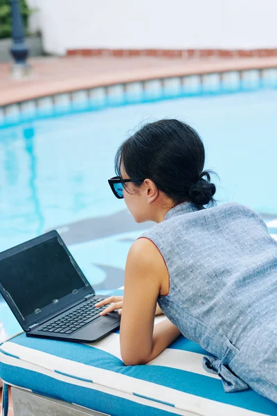 Empresária Deitada Salão Chaise Frente Piscina Trabalhando Laptop — Fotografia de Stock