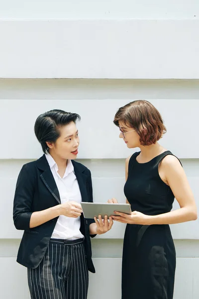 Seriöse Geschäftsfrauen Schauen Einander Und Diskutieren Informationen Auf Tablet Computern — Stockfoto