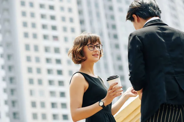 魅力的な若い女性起業家の飲酒は コーヒーを取り上げ 同僚に聞いて — ストック写真