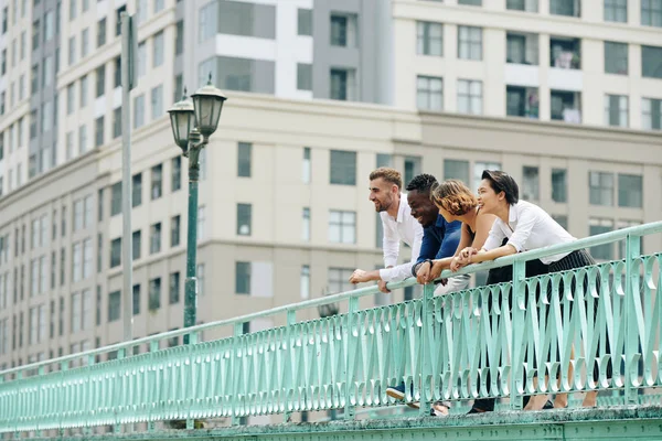 Fröhlich Lachende Multiethnische Mitarbeiter Die Auf Brücke Stehen Sich Geländer — Stockfoto