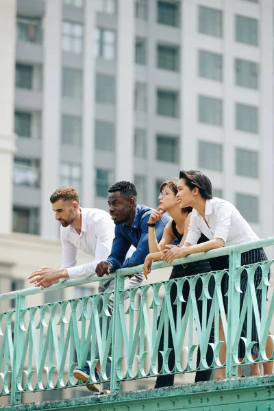Geschäftsleute Verbringen Ihre Zeit Gemeinsam Freien Stehen Auf Einer Brücke — Stockfoto